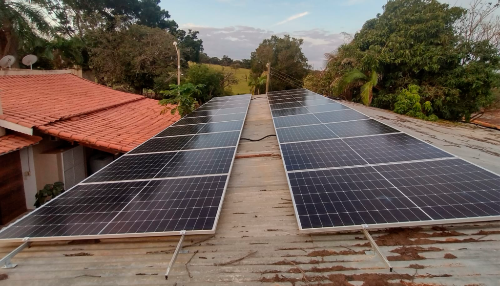 Energia Solar Rural Sistema de 11 kWp 20 módulos instalados em