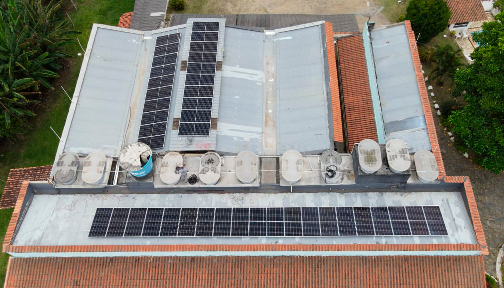 Você está visualizando atualmente Energia Solar Comercial. Sistema de 18 kWp, com 40 módulos instalados em Vassouras/RJ