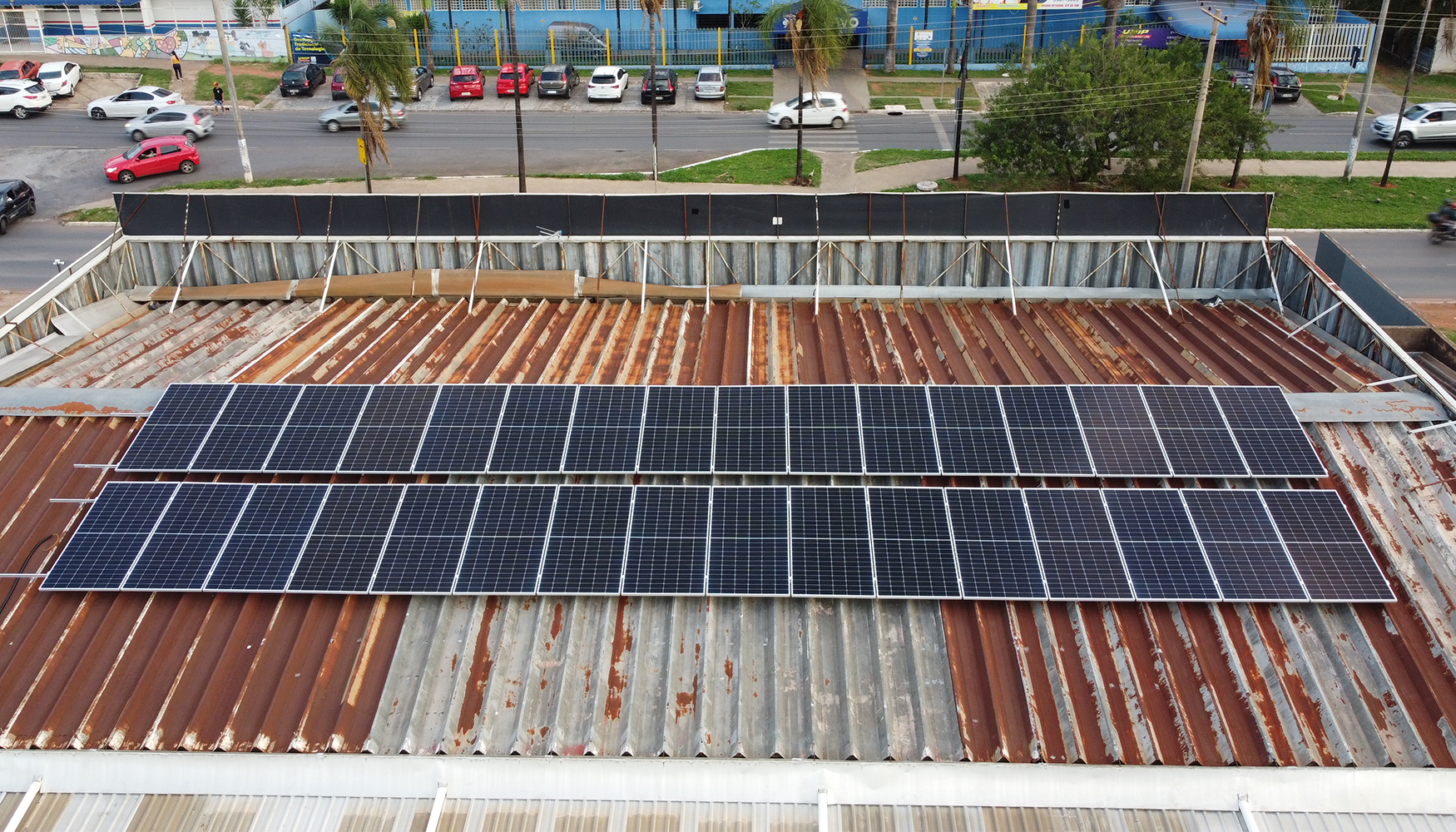 Você está visualizando atualmente Energia Solar Comercial. Sistema de 17,60 kWp, com 32 módulos instalados em Santa Maria/DF