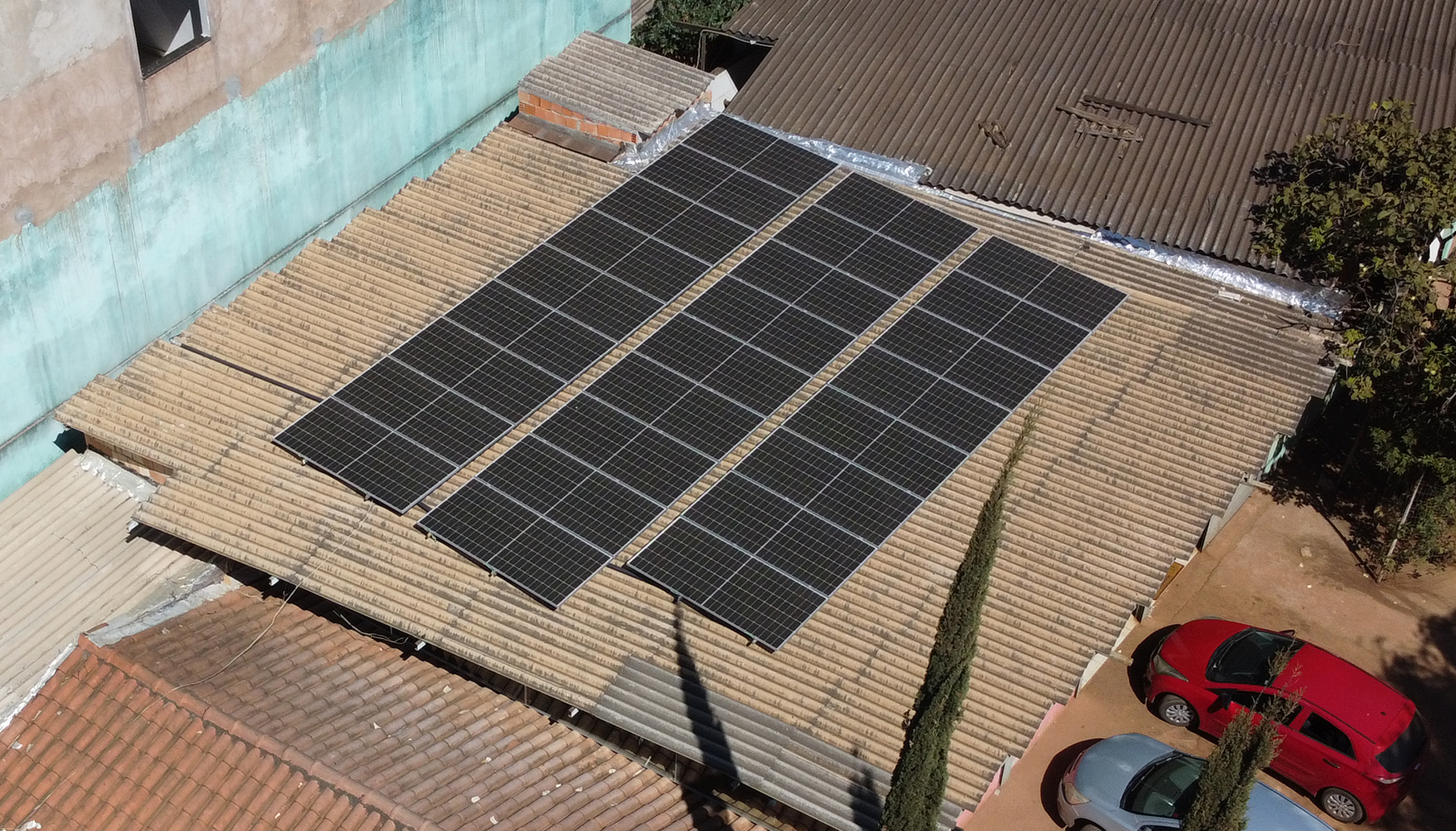 Você está visualizando atualmente Energia Solar Comercial. Sistema de 14,3 kWp, com 26 módulos instalados em Valparaíso de Goiás/GO